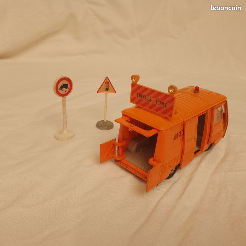 PEUGEOT J7 POMPIERS DINKY TOYS peu courant modèle d' Origine dernière