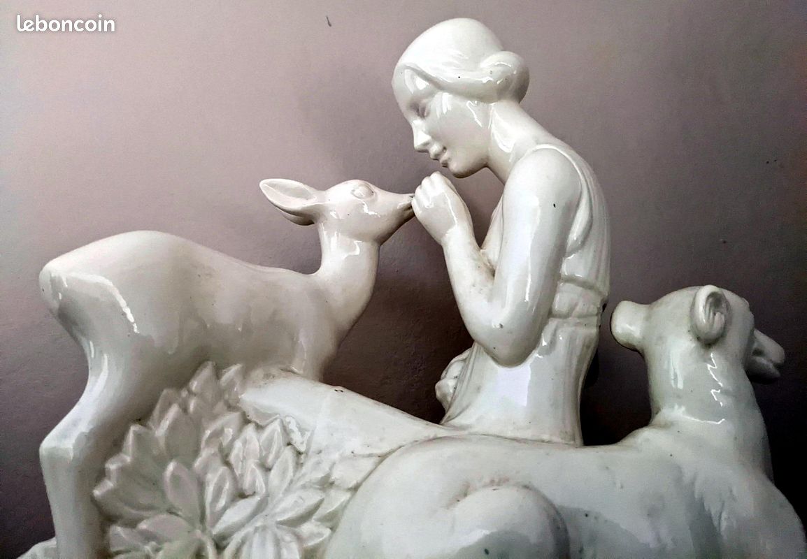 Statuette ART DECO "jeune femme au faon et au levrier" (image 5)