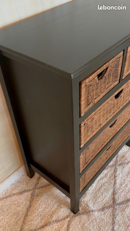 Chiffonnier/Commode en bois peint marron foncé avec 5 tiroirs en rotin – Design urbain, Boho chaleureux , belle présence (image 6)