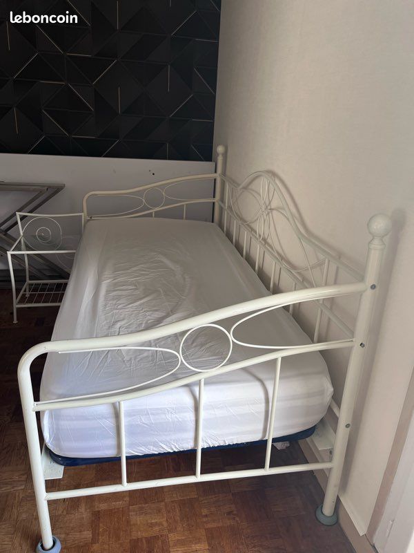 Lit avec matelas et table de chevet 90X200 (image 3)