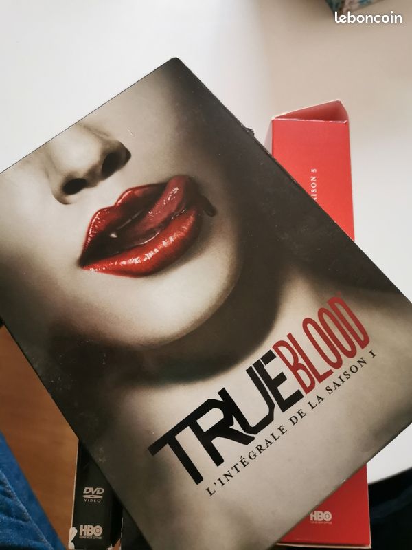 Saison 1 à 5 True Blood en coffret (image 1)