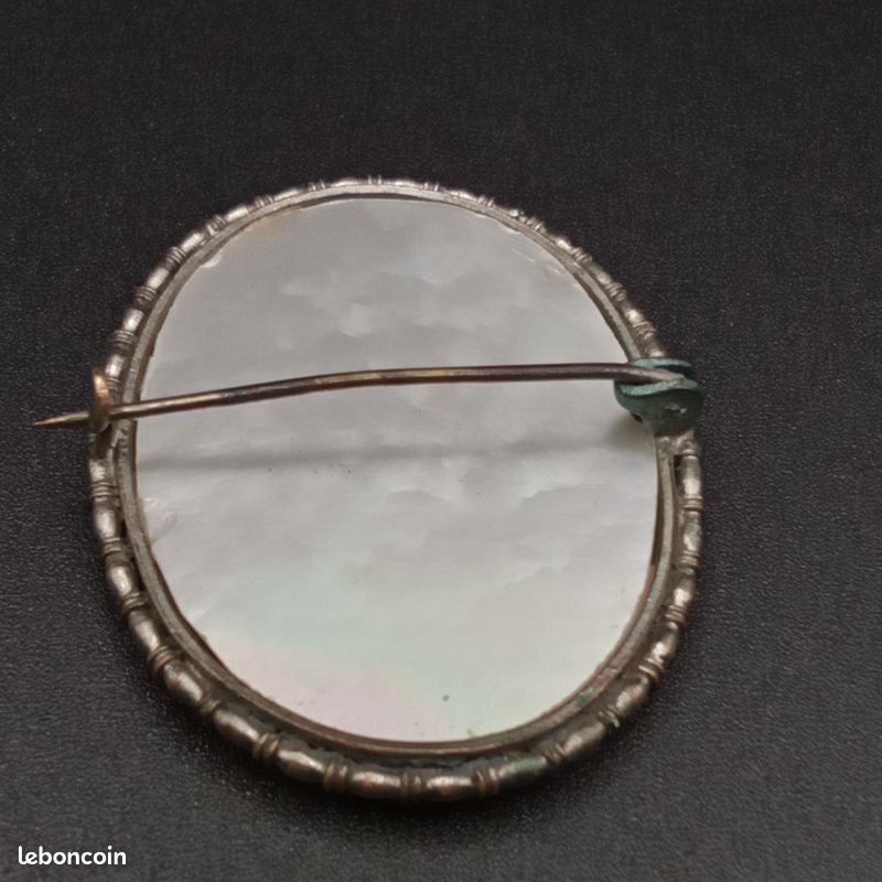 Broche Ancienne En Nacre Début 1900 - Prénom Raymonde - Occasion