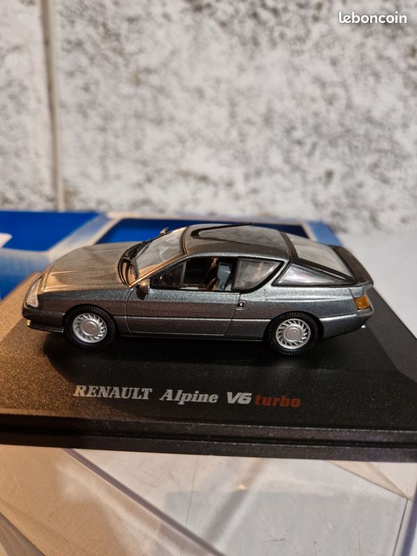 RENAULT ALPINE V6 TURBO 1988 1/43 UNIVERSAL HOBBIES ROUGE