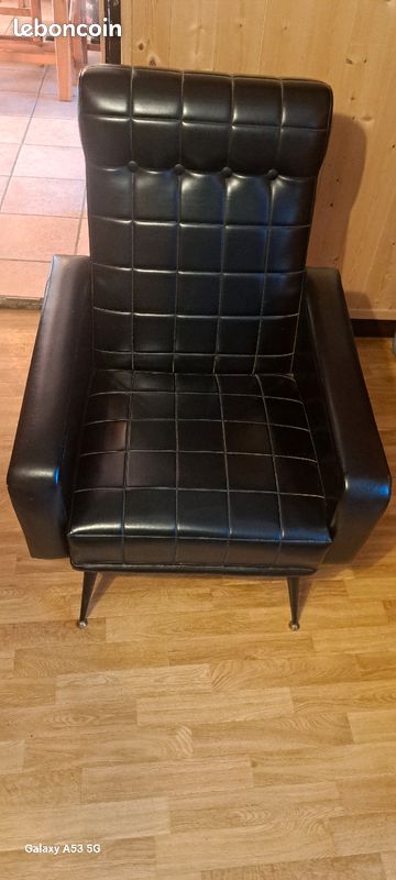Fauteuils en skaï noir (années 1950-1960) (image 1)