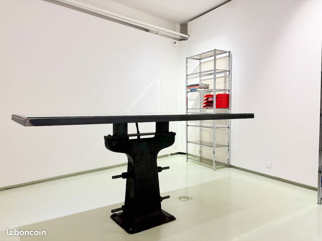 Table industrielle avec piétement en fonte (image 2)