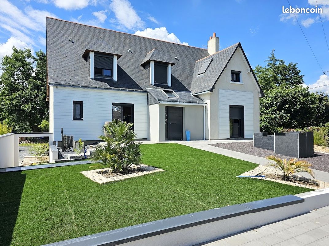 Maison 9 pièces 241 m² · à Briollay · 241 m² · 450 000 €