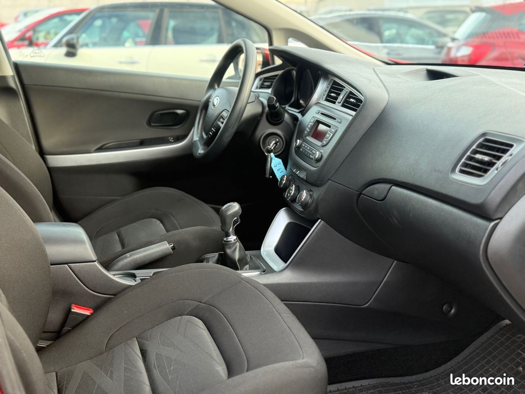 KIA CEE'D 1.4 100 ch Motion * Propre et Entretenue (image 6)