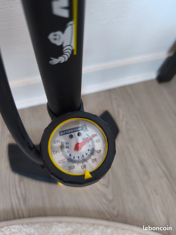 Pompe à vélo moto auto GERGOVIA license MICHELIN en TBE