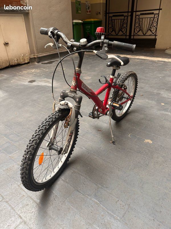 Vélos rouge pour enfant (image 1)