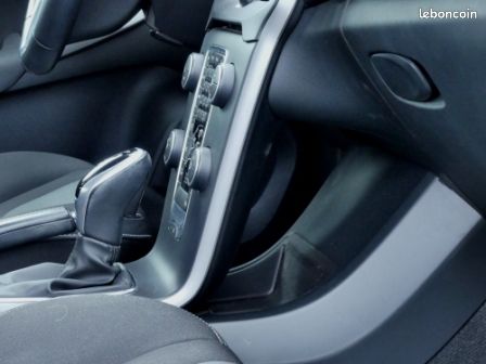 Volvo V40 D2 120CH MOMENTUM BUSINESS GEARTRONIC (image 16)