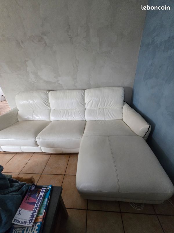 AV canapé cuir avec une partie méridienne à gauche fixe et une partie méridienne déclenchable avec un bouton. Le fauteuil peut se séparer du reste du canapé. Bouton (image 1)