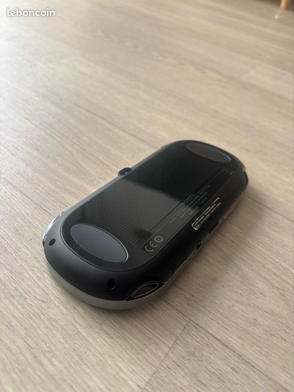 PS Vita OLED PCH-1004 (image 5)