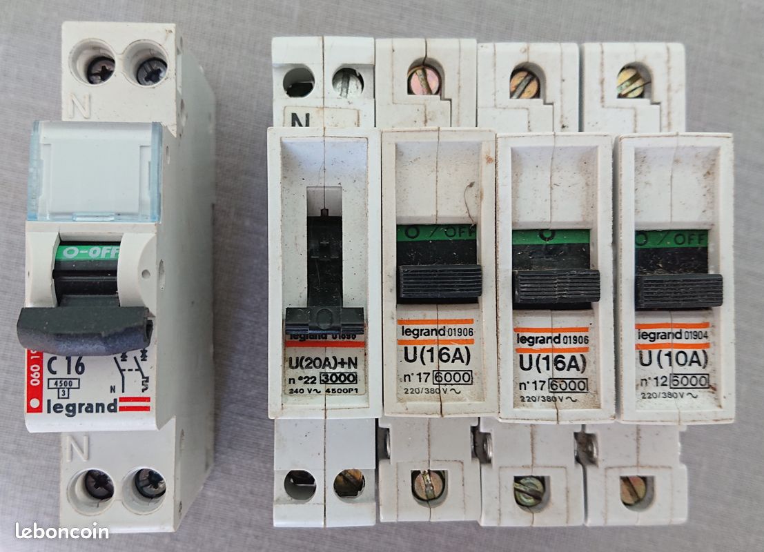 Prise de courant à volet + disjoncteur différentiel 30mA étanche Plexo Legrand - 16A - 250V - Gris