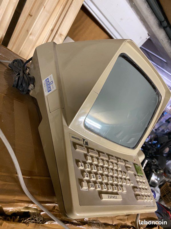 Minitel 9 NFZ 300 ( 1985 ) - Label Emmaüs Minitel 9 NFZ 300 ( 1985 ) - Label Emmaüs