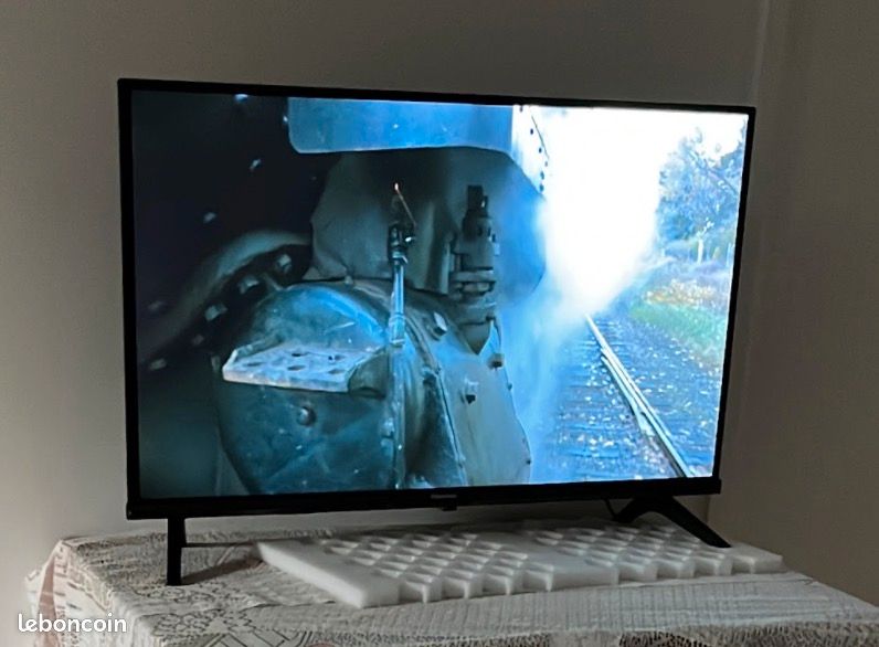 A vendre 1 télévision de 81 cm, 1 table avec 4 chaises (image 2)
