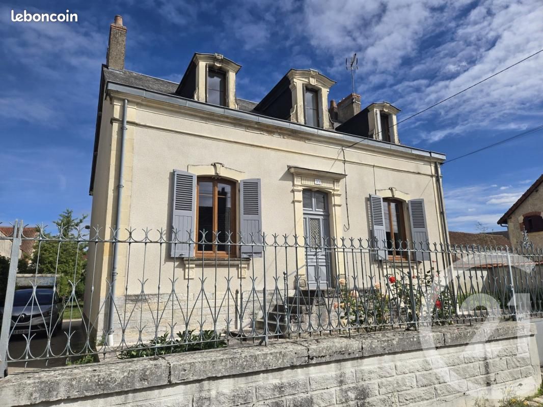 Maison 8 pièces 166 m² · à Sancoins · 166 m² · 210 000 €