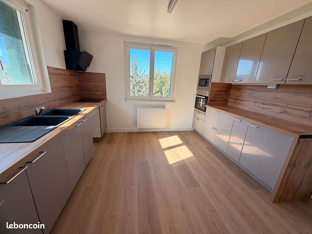 Appartement 4 pièces 100 m² · à Laroche-Saint-Cydroine · 100 m² · 750 €/mois