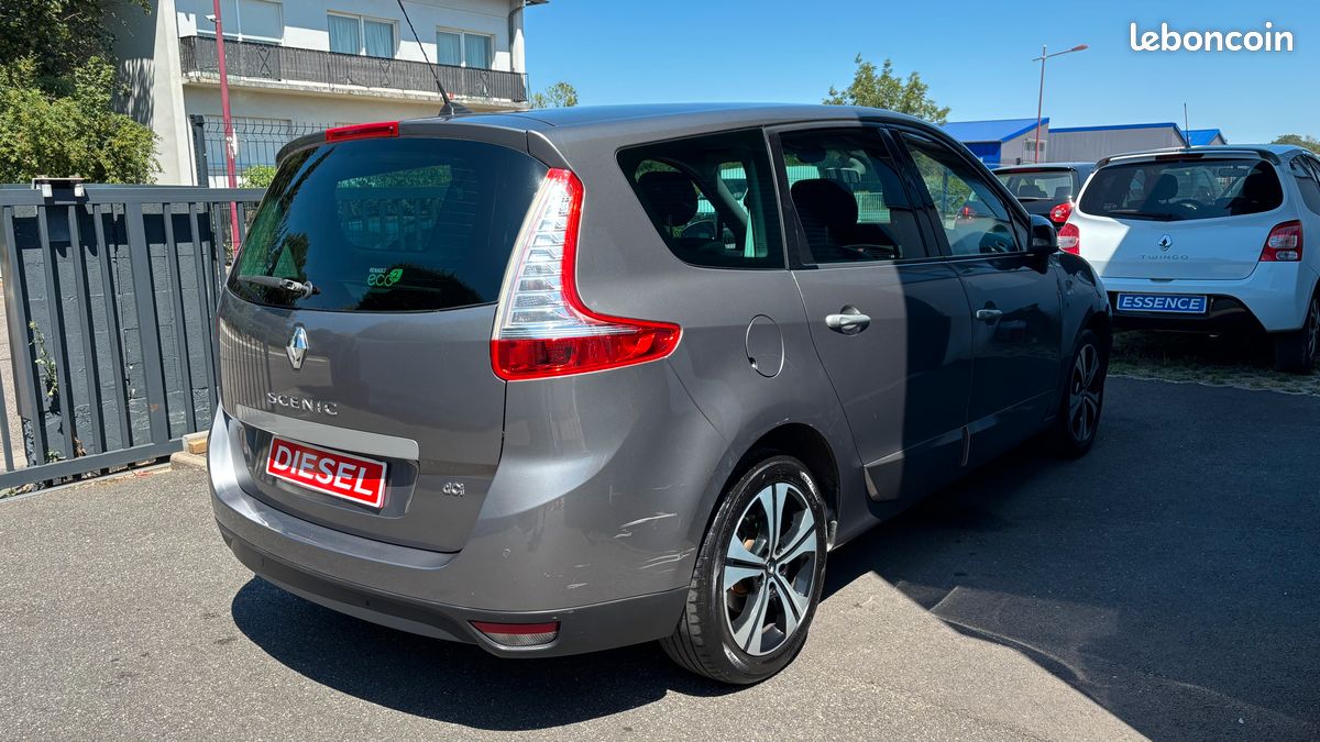Renault Grand Scenic 3 III 1.9 DCI 130 CH Edition Bose / Semi Cuir / Régulateur et Limiteur de vitesse / Climatisation Automatique / Sièges Chauffant (image 2)
