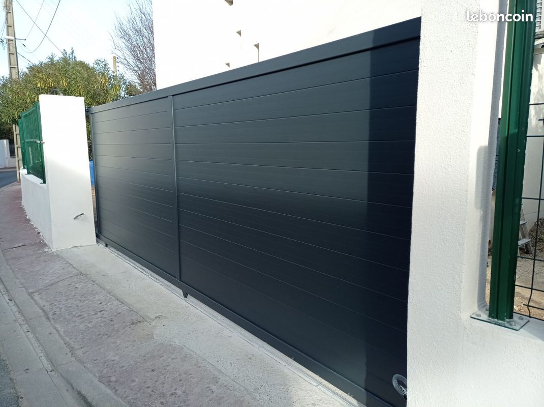 Portail alu coulissant moderne – Grande largeur 6m (image 1)