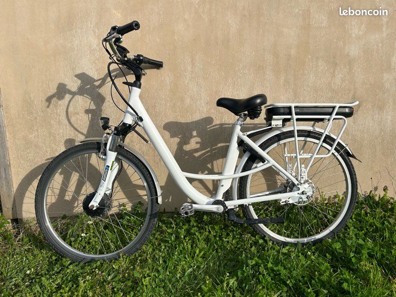 Vélo de ville électrique entièrement reconditionné (image 2)
