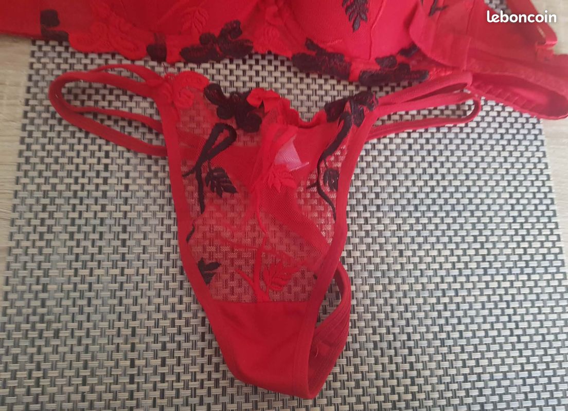 Ensemble soutien gorge et string rouge et noir Soutien-gorge taille 90B - string taille L 75% polyamide, 15% polyester, 10% Elasthanne Très bon état Pas sérieux s'abstenir (image 4)