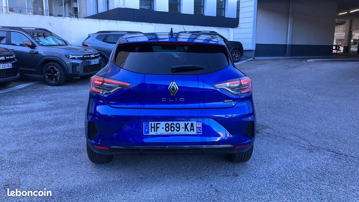 RENAULT CLIO techno full hybrid E-Tech 145 ch - 24 (image 13)