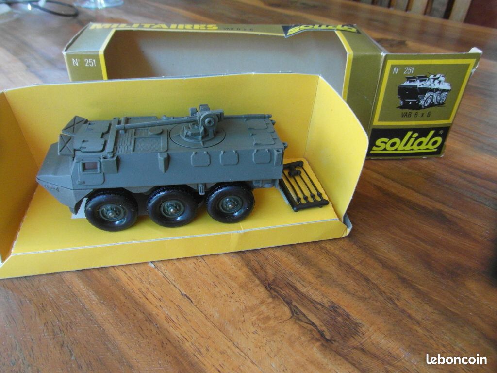 Solido 1/50 VAB 6x6 Kaki - 2e Division Blindée France - Édition Limitée TB