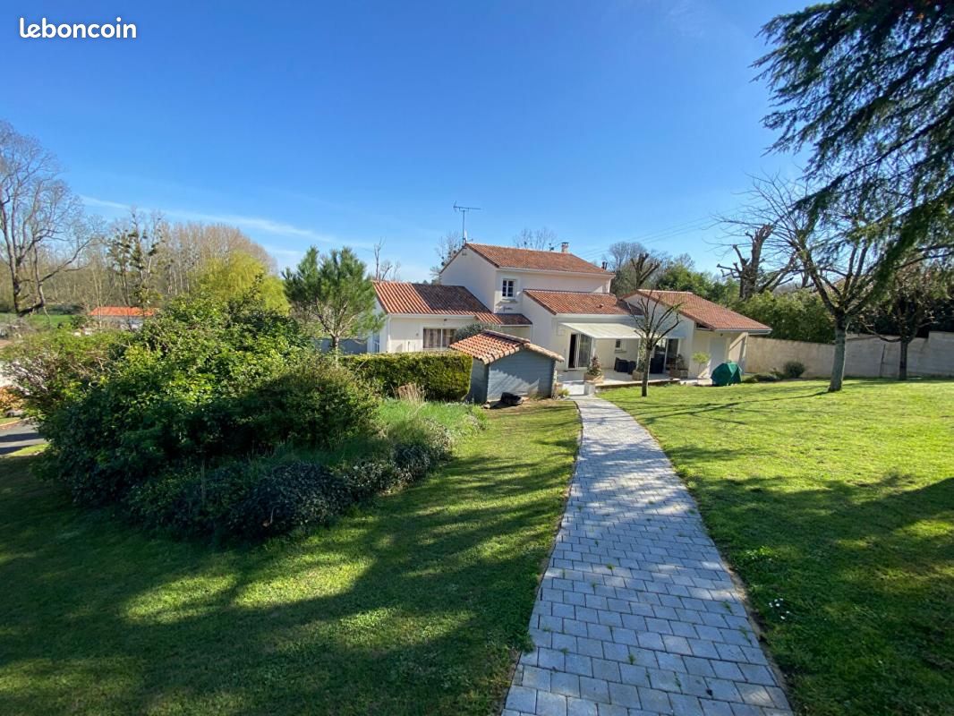 Maison 10 pièces 236 m² - La Crèche 79260 (image principale 0)
