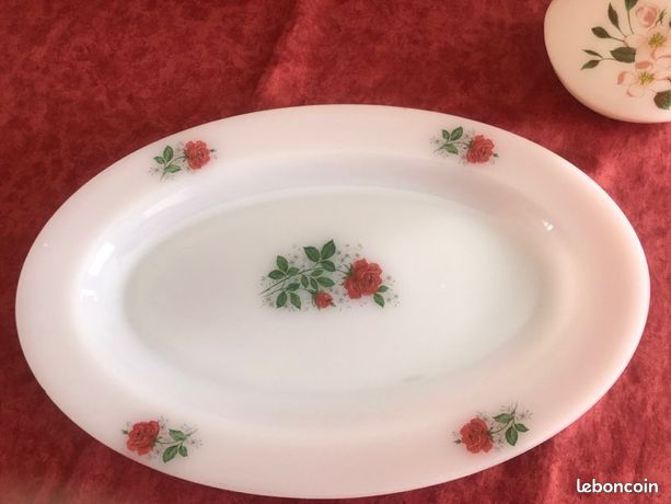 Grand Plat De Service Ovale Arcopal Vintage – Motifs Roses Rouges – Made In France