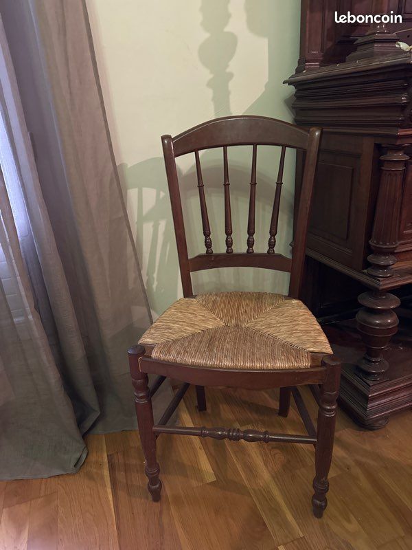 Chaise en bois (image 1)