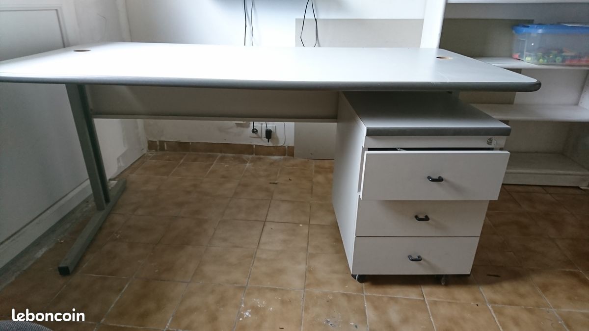 Bureau (image 1)