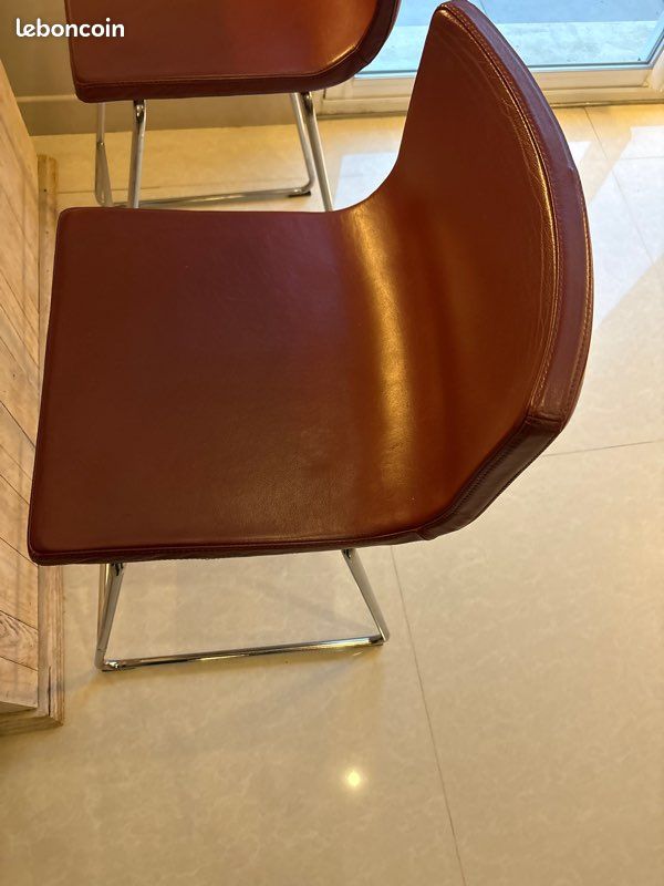 Chaise haute cuir rouge (image 2)