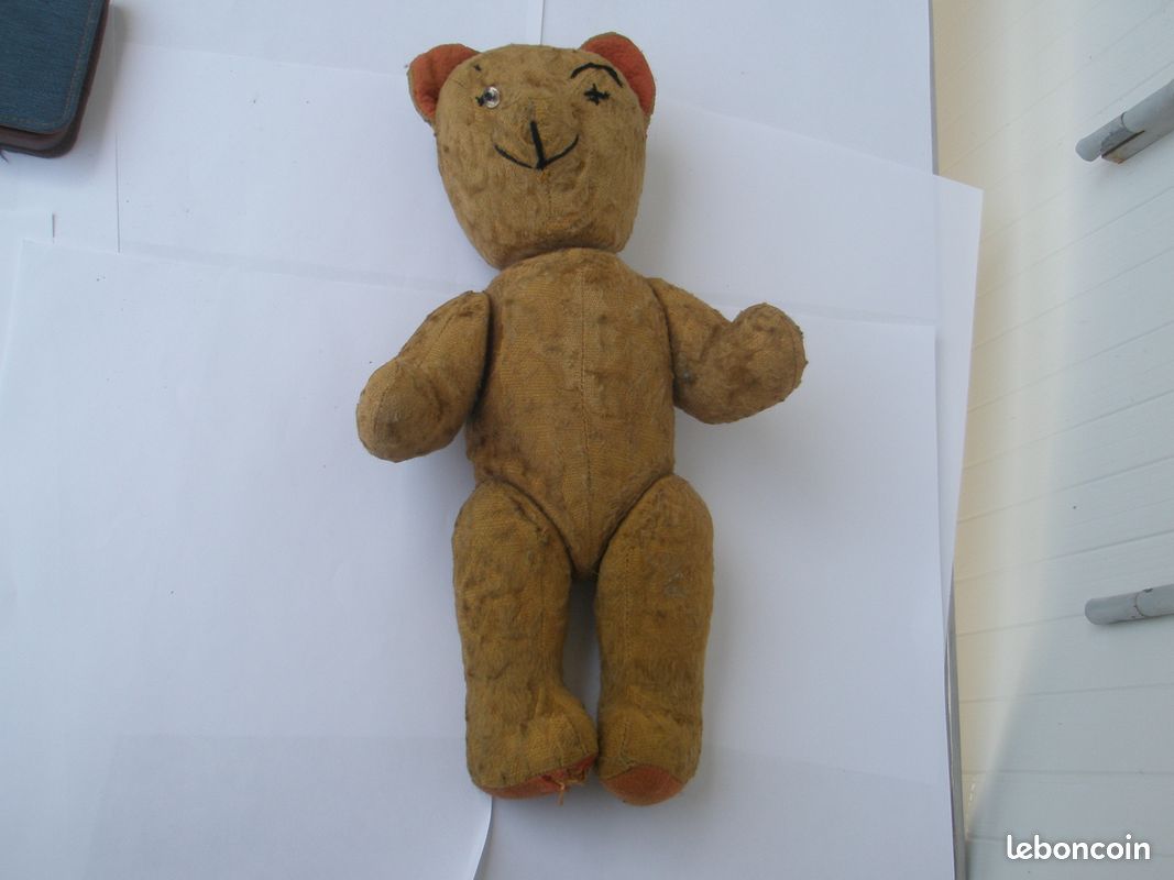 Ancienne peluche jaune rembourrage paille chien assis