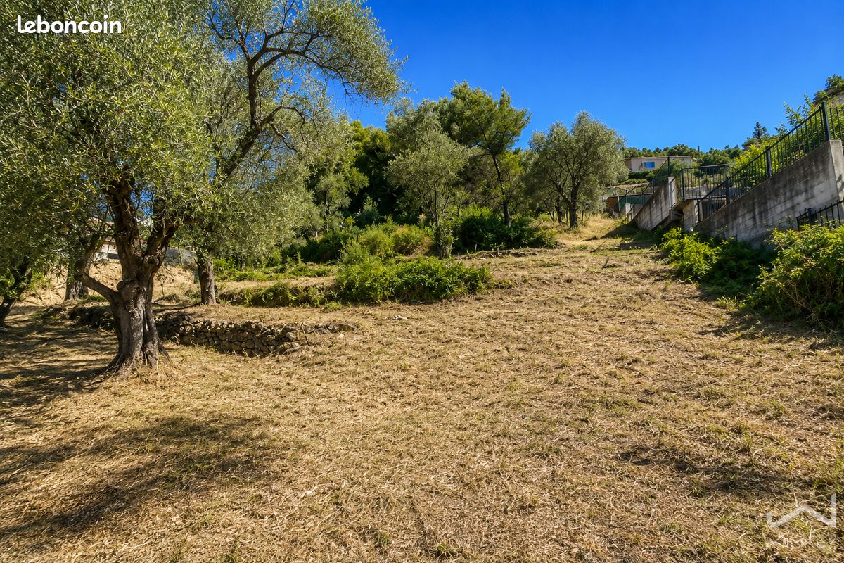 Terrain 1129 m² · à Saint-Martin-du-Var · 1 129 m² · 210 000 €