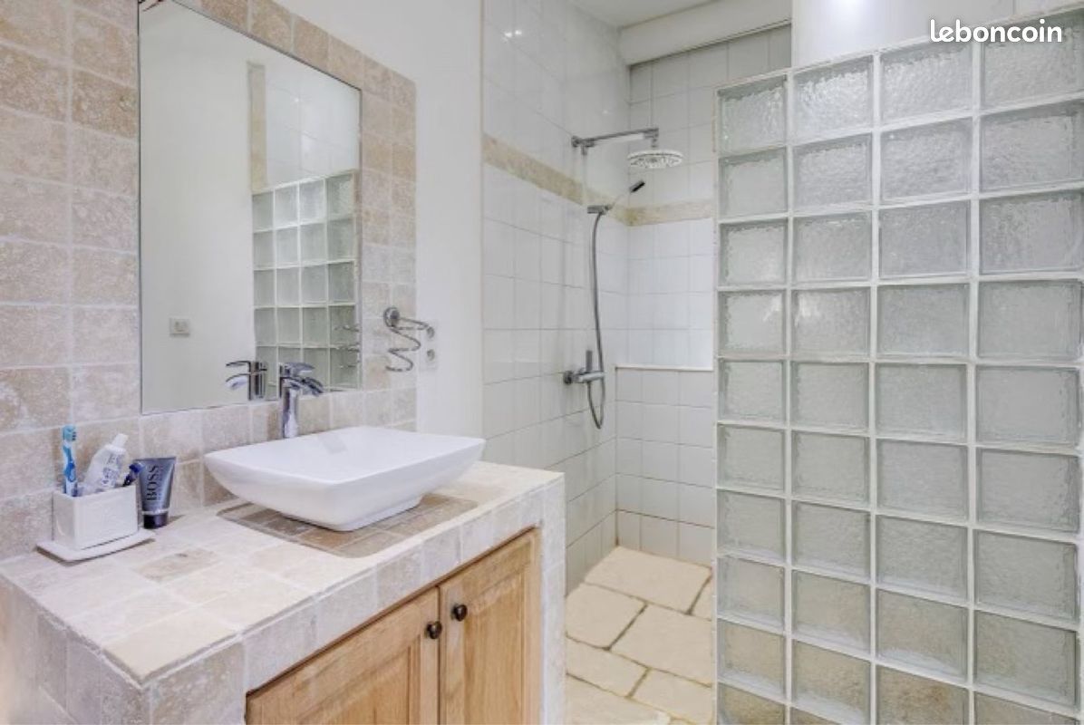 3 double-portes de placard sous lavabo en chêne clair massif avec leurs cadres et plinthes (image 1)