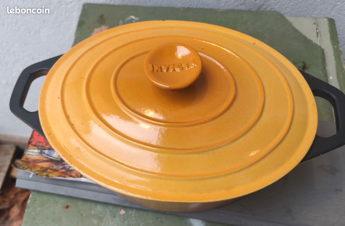 Cocotte fonte ancienne dans cocottes pour le four