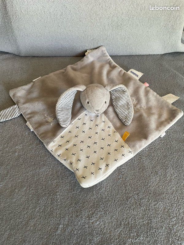 Doudou plat lapin gris blanc Gaby Timeless croix nuage Noukie's Noukies - Jeux & Jouets