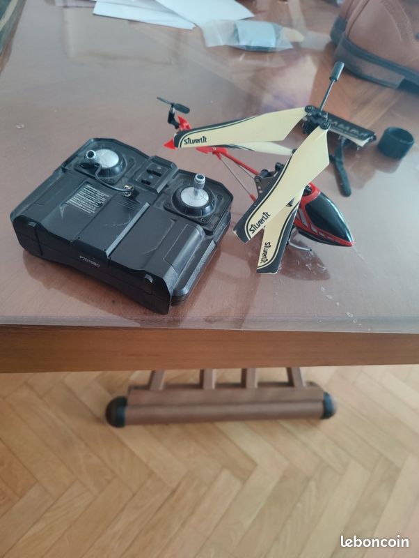 Hélicoptère RC Silverlit (avec télécommande) - Pour pièces ou bricoleur (image 1)