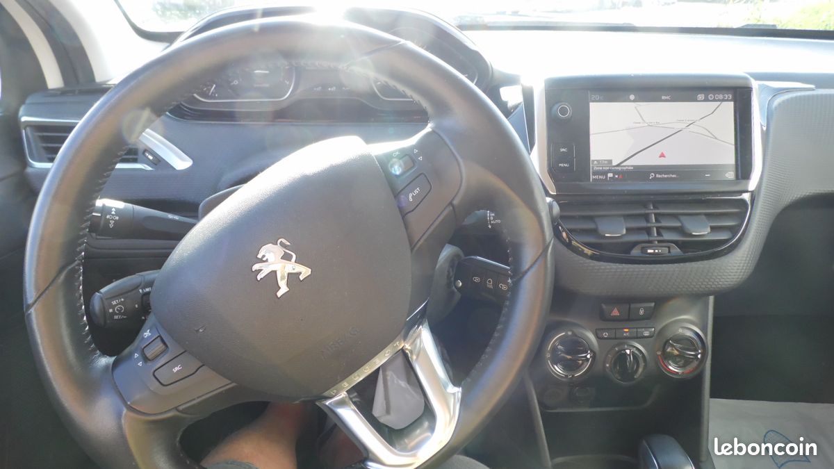 Peugeot 208 1.2l 82ch style garantie 12 mois (image 4)