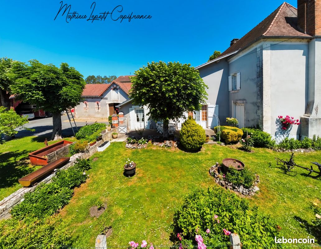 Maison 11 pièces 280 m² · à Saint-Pierre-de-Chignac · 280 m² · 190 000 €