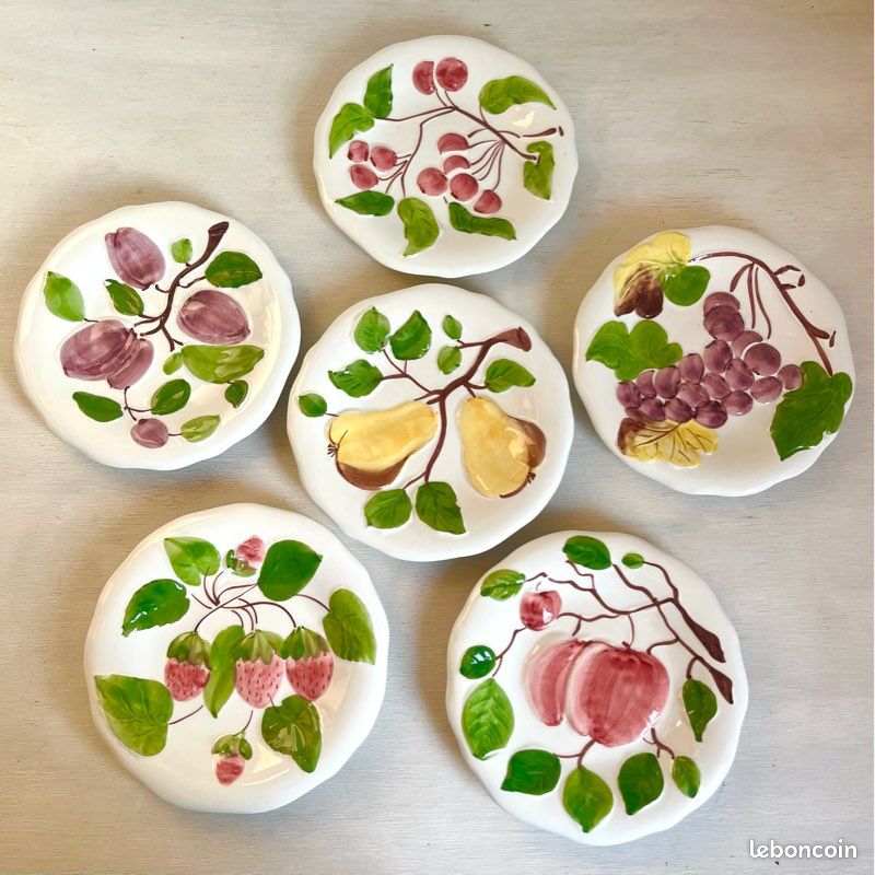 Assiette vintage en barbotine, au joli décor à relief de fruits, rare et tendance (image 2)
