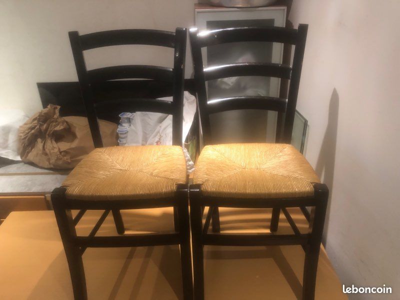 Table plus 4 chaise noire en très bonne état 30 euros (image 2)