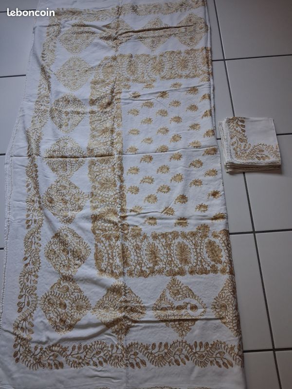 Nappe brodée dorée rectangulaire (image 1)