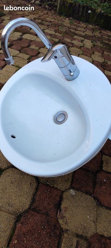 Lavabo blanc avec robinetterie (image 1)