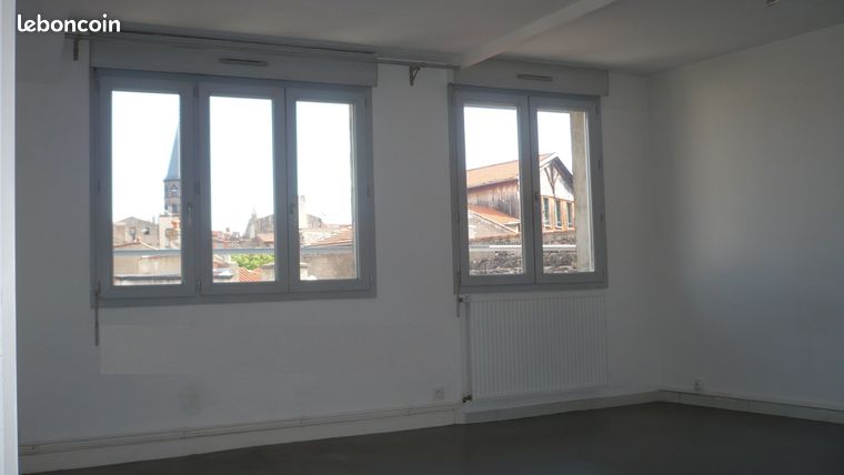 Riom-F2-40m²-458+140Euros Compris Chauffage-Tres Clair sans vis a vis