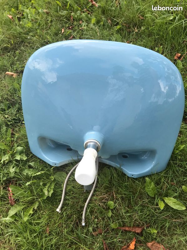 Lavabo bleu avec mitigeur (image 2)