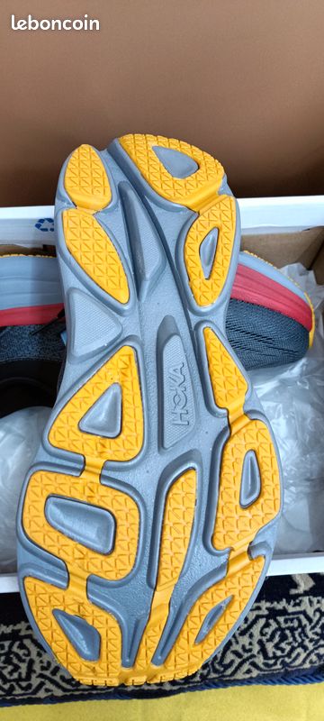 Baskets Hoka One One noires et rouges (image 5)