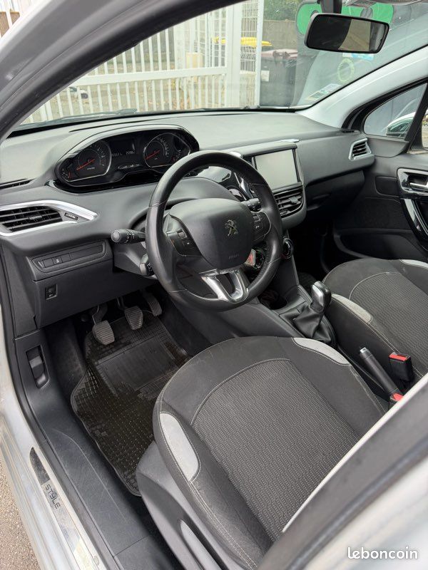 Peugeot 208 style 82ch (image 2)