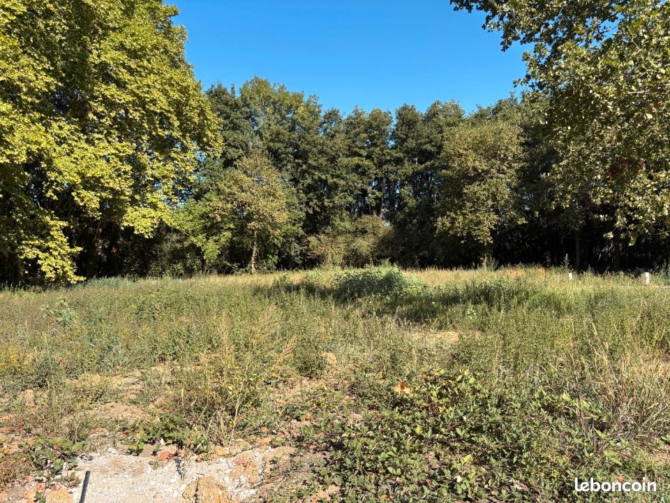 Terrain 700 m² · à Martillac · 194 000 €