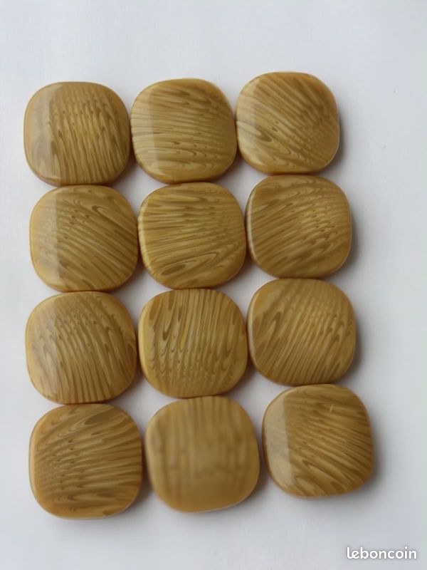 Lot de 12 boutons beiges carrés marbrés (22mm) + 2 boutons beiges offerts - LOT N°21 - (image 2)